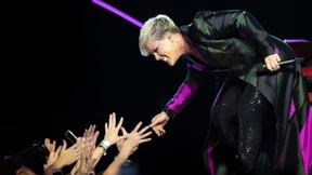 Pink unterbricht Konzert wegen eines Plakats