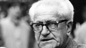 Gedenktafel an Wohnhaus erinnert an Fritz Bauer