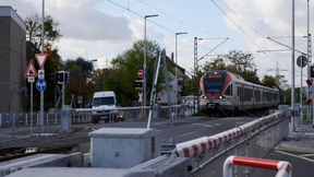 Autofahrer hält auf Gleisen und fährt dann in Schranke