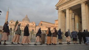 Tausende Menschen nehmen im Petersdom Abschied