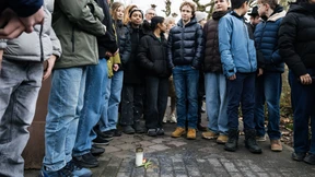 Stolperstein wird von Hakenkreuz befreit