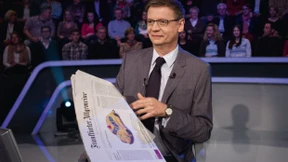 Günther Jauch zieht den Zeitungsjoker – als „Kluger Kopf“ im Quizstudio