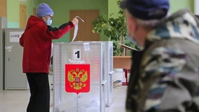 Stapelweise in Urnen gestopfte Stimmzettel