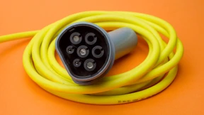 Wie kommt der Strom ins E-Auto?