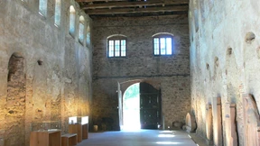 Die Einhardsbasilika erstrahlt in mittelalterlichem Blau