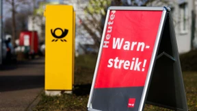 Tarifeinigung: Mehr Geld für Briefträger und Paketboten