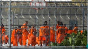 Wie überfüllte Gefängnisse das Virus verbreitet haben