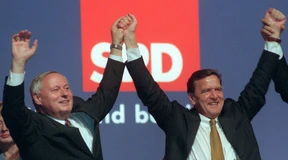 Zwei Zirkuspferde suchen die Manege