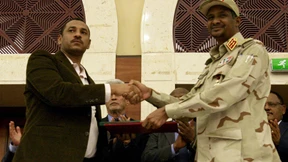 Militärrat und Protestler unterzeichnen Einigung