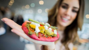 Grillenfrikadellen und Acai-Beeren-Müsli
