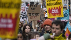 Tausende Staatsbedienstete fordern höhere Löhne