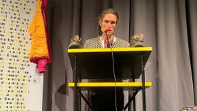 Mit stechenden Augen auf dem Weg zum Gipfel