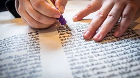 Mit Tinte und Federkiel per Hand beschrieben