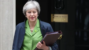 May entgeht der Pleite im Parlament