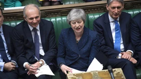 Minister stellen sich hinter May