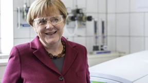Die Altkanzlerin will mehr Hilfe für Wissenschaftlerinnen