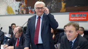 Empörung hinter der Fichte 