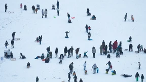 Neuer Schnee und Warnungen vor spiegelglatten Straßen