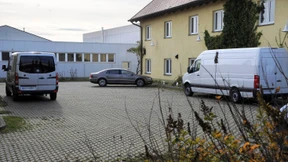 Autodiebe stehlen Transporter mit zwölf Leichen