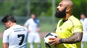 Das „Biest“ sorgt als Fußballschiedsrichter für Ordnung