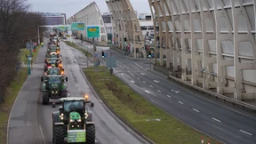 Weniger Bauern als erwartet blockieren Straßen zum Flughafen