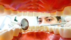 Lassen sich die Zähne richten, ohne dass es jemand merkt?