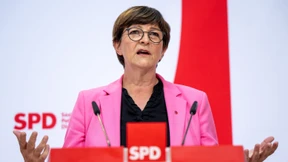 Esken rechtfertigt Ehrung für Schröder