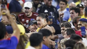 Fußball-Stars prügeln sich mit Fans auf Tribüne