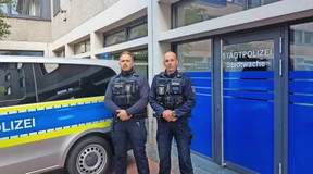 Uniformiert dem Bürger entgegen