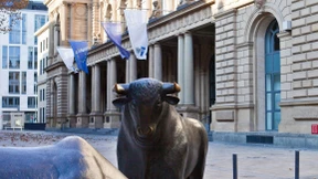 Verunsicherte Anleger wagen sich an Aktien