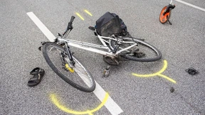 Senior rast mit Auto in Fahrradfahrergruppe