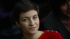 Grüne mit rosaroter Brille