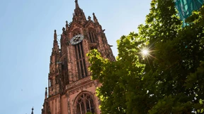 Verkehrsberuhigte Zone vor dem Portal des Doms