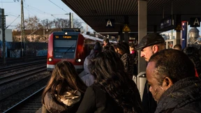 Mann stirbt nach Sturz zwischen Zug und Bahnsteig