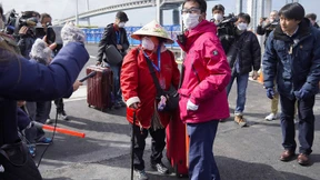 Erste Passagiere verlassen „Diamond Princess“