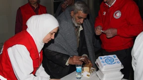 Erste Lastwagen gelangen nach Homs