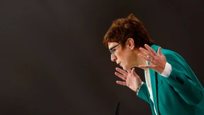 Kramp-Karrenbauer will Merkel Paroli bieten