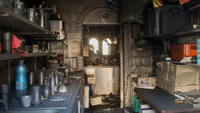 Brandbeschleuniger in ausgebrannter Pizzeria