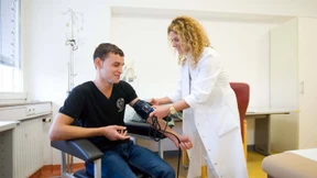 Arzthelferin spricht Paschtu und Dari