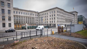 Der Finanzminister spart bei sich selbst