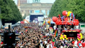 Berliner CSD beginnt mit Gedenkfeier