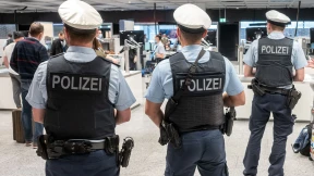 Passagier nach Rauchen und Randale im Flugzeug festgenommen