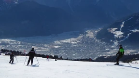 Wer nicht bremst, landet auf dem Rathausdach