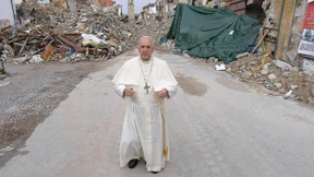 Papst besucht Erdbebenopfer in Amatrice 