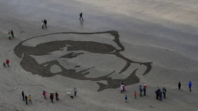 Die Gesichter der Toten im Sand