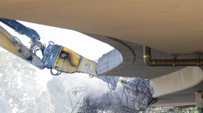 Rund um die Uhr wird die Omegabrücke zerlegt