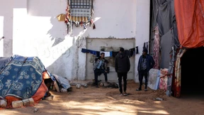 Wachleute erschießen sechs Flüchtlinge in überfülltem Haftlager