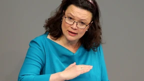 Andrea Nahles bejubelt ihr Mindestlohngesetz