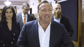 Facebook, Apple und Youtube sperren Konten von Alex Jones