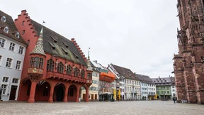 Markttreiben und leere Straßen